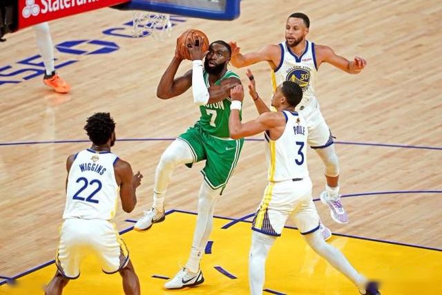 雷霆力克快船13连胜 拉塞尔伤退篮网险胜雄鹿